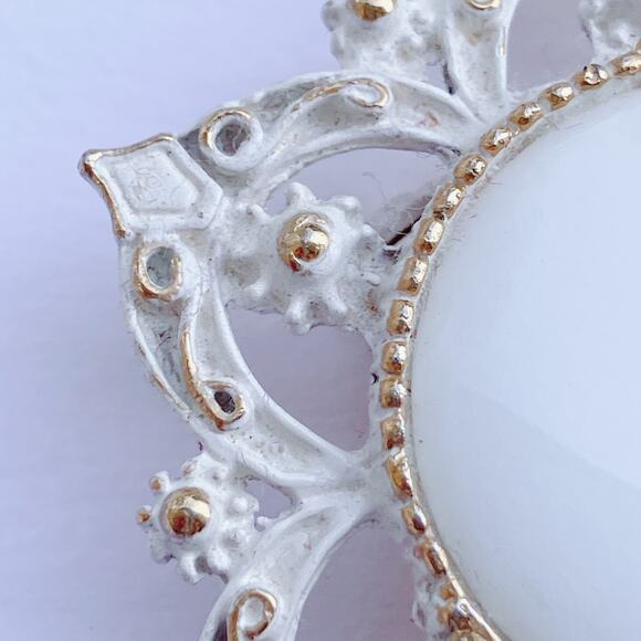 Vintage Mid Century White Milk Glass Enamel Gold Tone Brooch Floral Pin 1960s - Picture 4 of 11